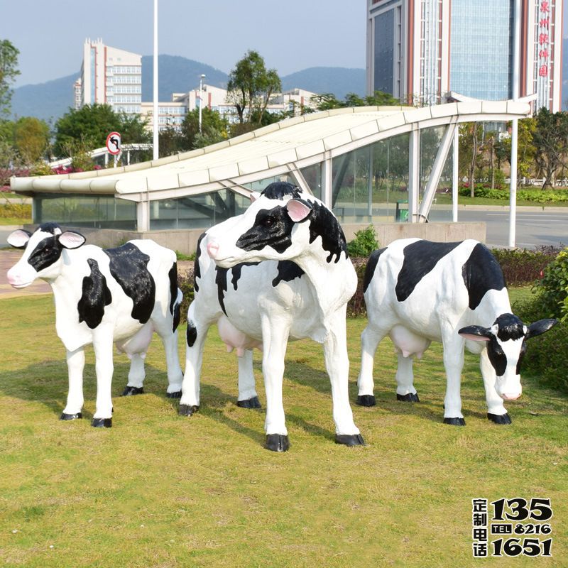 农场玻璃钢仿真动物奶牛雕塑