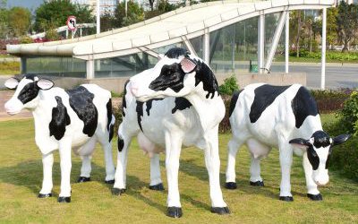 农场玻璃钢仿真动物奶牛雕塑