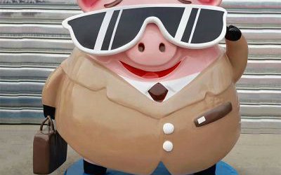 商业街一只穿西装的玻璃钢卡通猪雕塑