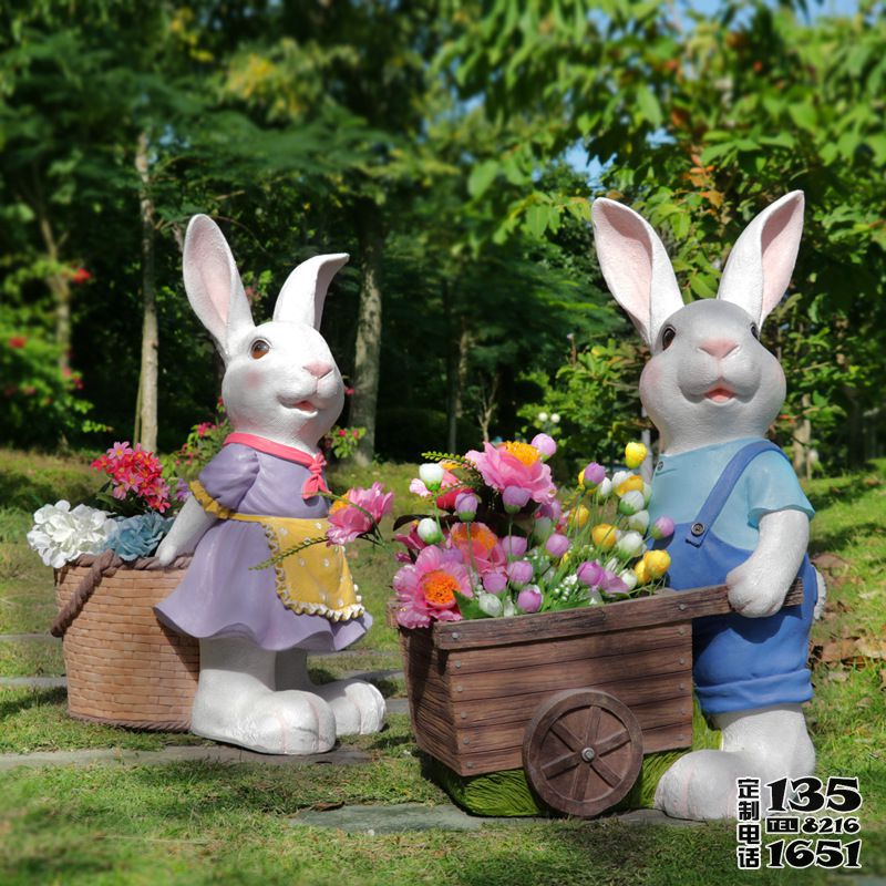 花园摆放两只种花的玻璃钢卡通兔子雕塑
