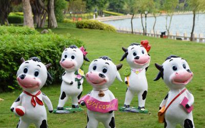 游乐场动物园玻璃钢卡通创意站立的奶牛雕塑