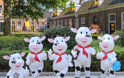 商场玻璃钢树脂卡通彩绘奶牛雕塑