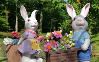 花园摆放两只种花的玻璃钢卡通兔子雕塑