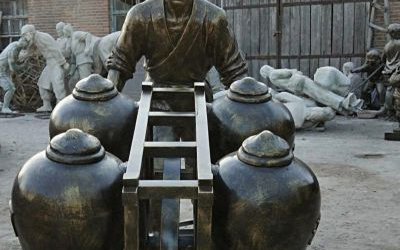 景区创意玻璃钢仿铜民俗推车送酒的人物雕塑