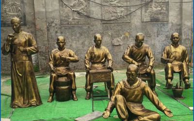 街道摆放的玻璃钢仿铜中医制药情景景观人物雕塑