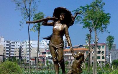 公园玻璃钢仿铜人物母子雕塑