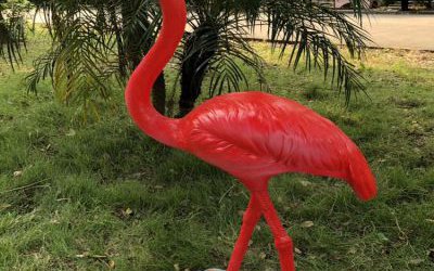 公园一只站立的红色玻璃钢火烈鸟雕塑
