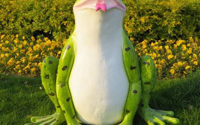 公园玻璃钢彩绘卡通户外仿真青蛙雕塑