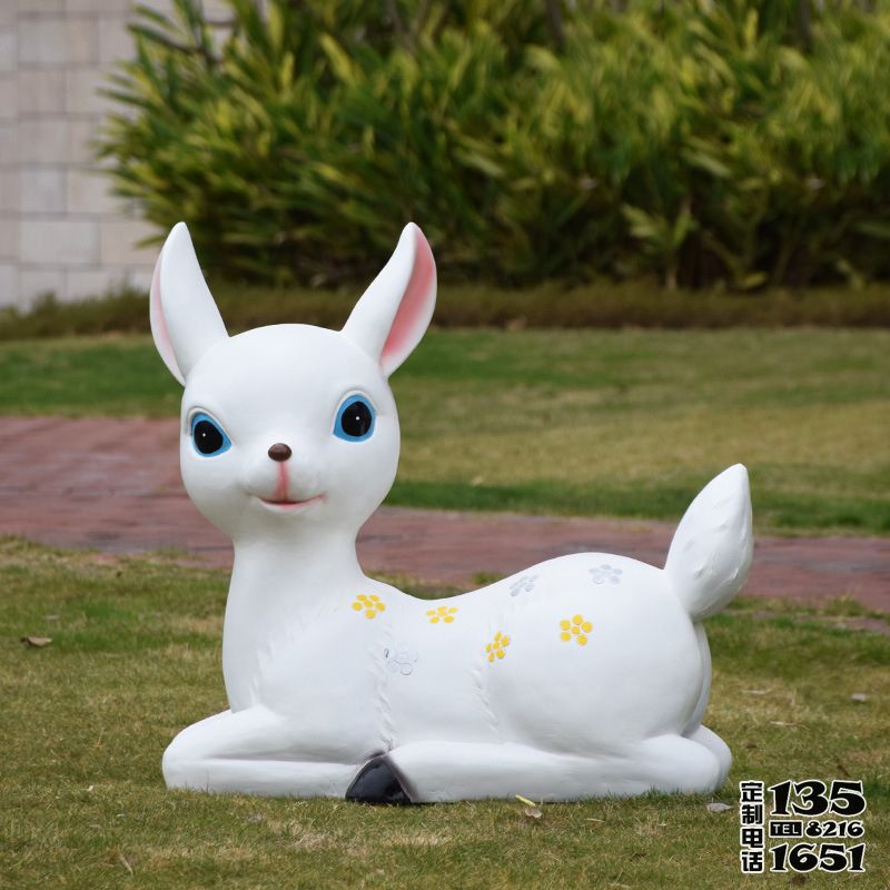 户外园林一只卧着的玻璃钢卡通可爱的梅花鹿雕塑 户外园林一只卧着的玻璃钢卡通可爱的梅花鹿雕塑