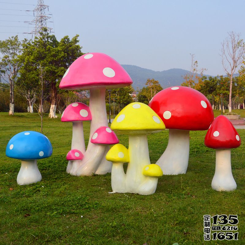 公园草坪卡通玻璃钢彩绘蘑菇雕塑