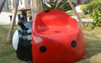 公园里摆放的座椅玻璃钢彩绘七星瓢虫雕塑