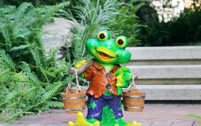 游乐场玻璃钢卡通一只挑水的青蛙雕塑