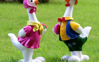 公园草地摆放的情侣玻璃钢彩绘鸭子雕塑