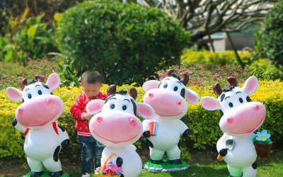 公园呆萌卡通玻璃钢彩绘奶牛雕塑