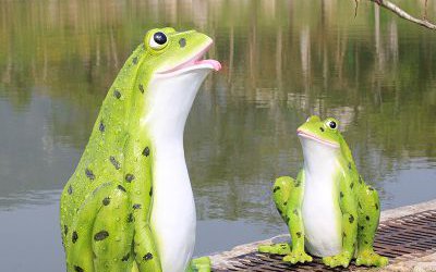 池塘边上的两只玻璃钢卡通青蛙雕塑