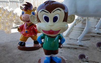 游乐场摆放的玻璃钢彩绘卡通猴子雕塑