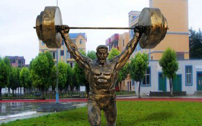 园林景区运动主题玻璃钢仿铜举重的人物雕塑