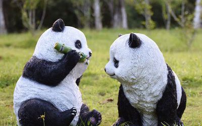 公园草坪摆放的两只玻璃钢仿真动物国宝熊猫雕塑