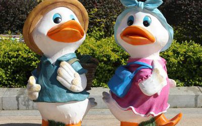 户外玻璃钢园林景观花园庭院幼儿园可爱装饰卡通鸭子雕塑