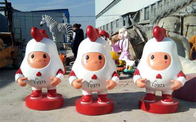 商场创意玻璃钢卡通公仔鸡雕塑