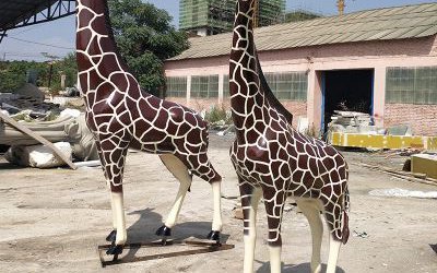 卡通长颈鹿动物商城美陈园林景观摆件玻璃钢雕塑