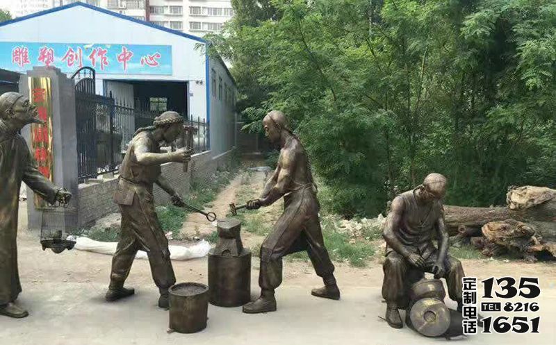 商场步行街民俗摆放古人传统打铁人物鎏金玻璃钢雕塑 商场步行街民俗摆放古人传统打铁人物鎏金玻璃钢雕塑