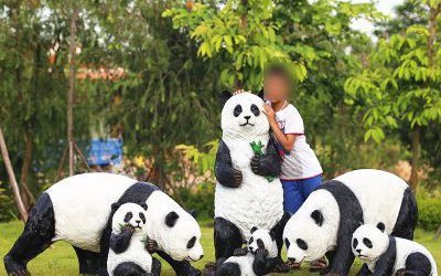 户外操场摆放的仿真创意栩栩如生熊猫玻璃钢雕塑