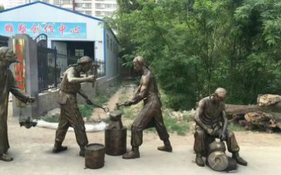 商场步行街民俗摆放古人传统打铁人物鎏金玻璃钢雕塑
