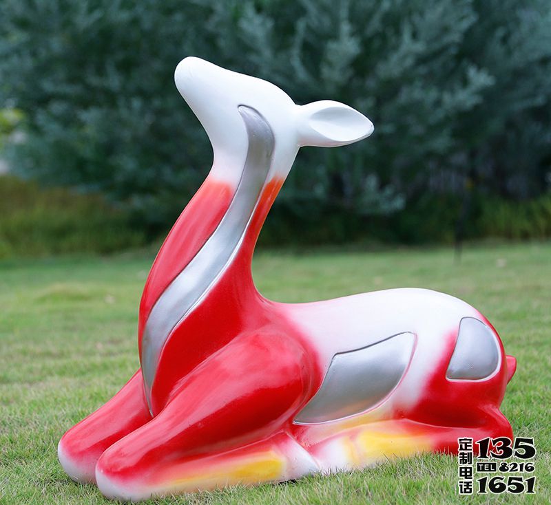 公园草坪上卧着的玻璃钢彩绘创意鹿雕塑