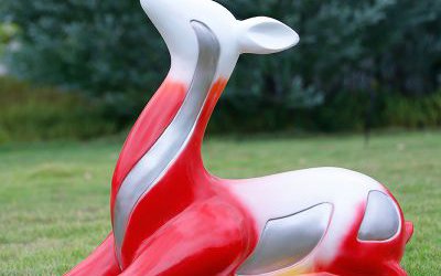 公园草坪上卧着的玻璃钢彩绘创意鹿雕塑