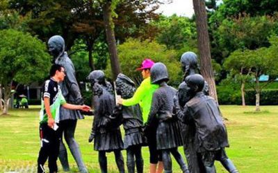 户外大型玻璃钢仿铜老鹰抓小鸡雕塑