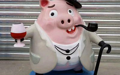 商场公园玻璃钢卡通彩绘搞怪的猪雕塑