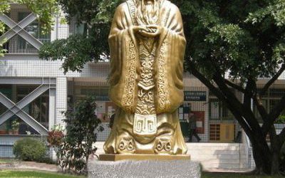 校园名人玻璃仿铜站立的孔子雕塑
