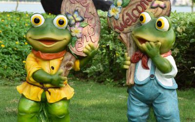 花园草坪玻璃钢卡通两只站立的青蛙雕塑