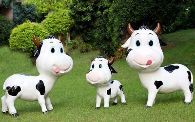 户外草坪玻璃钢卡通可爱的奶牛雕塑