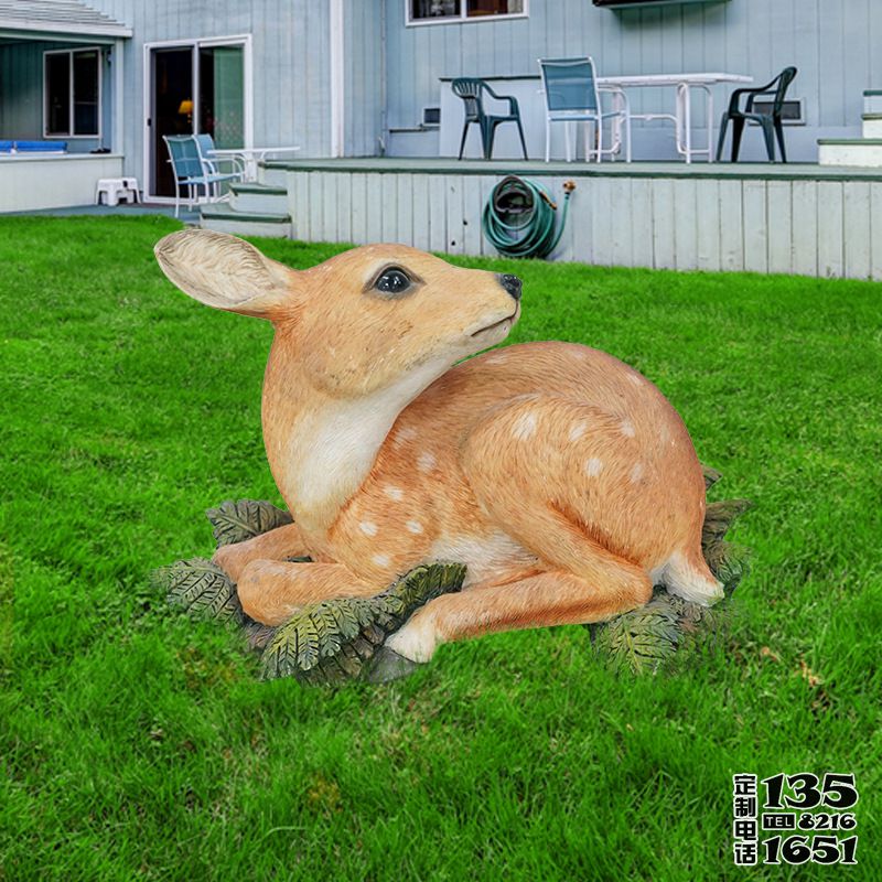 草坪上一只卧着的玻璃钢仿真彩绘鹿雕塑