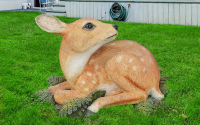 草坪上一只卧着的玻璃钢仿真彩绘鹿雕塑
