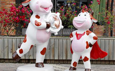 商店门口摆放的两只玻璃钢卡通牛雕塑