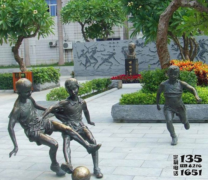 公园景观玻璃钢仿铜小孩踢足球雕塑