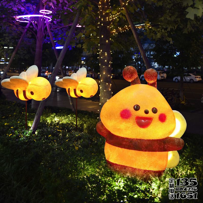 公园草丛插电源发亮卡通小蜜蜂玻璃钢雕塑 公园草丛插电源发亮卡通小蜜蜂玻璃钢雕塑