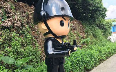 玻璃钢卡通户外执勤的警察雕塑