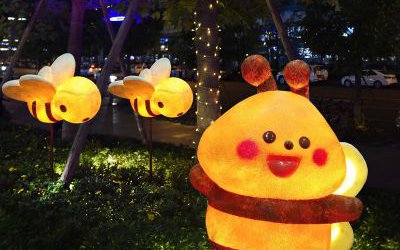 公园草丛插电源发亮卡通小蜜蜂玻璃钢雕塑