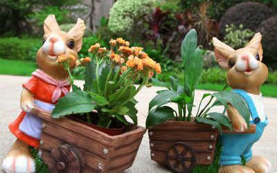 公园两只拉着小推车的玻璃钢彩绘兔子雕塑