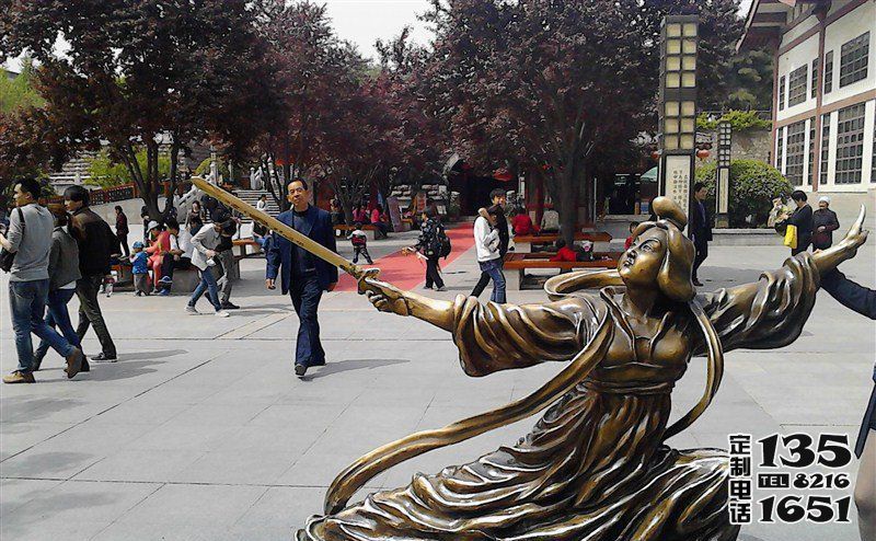 步行街古代美女舞剑人物玻璃钢仿铜雕塑