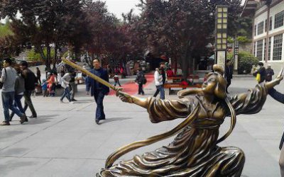 步行街古代美女舞剑人物玻璃钢仿铜雕塑
