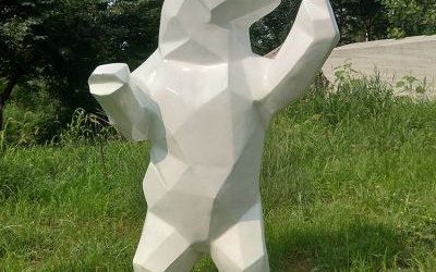 游乐园室外摆放站立白色玻璃钢几何熊雕塑