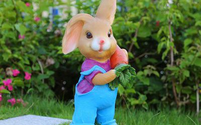 景区一只玻璃钢彩绘兔子雕塑