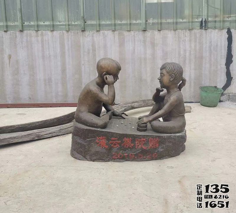 城市花园儿童下棋玻璃钢仿铜雕塑 城市花园儿童下棋玻璃钢仿铜雕塑