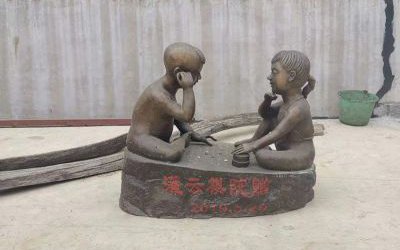 城市花园儿童下棋玻璃钢仿铜雕塑