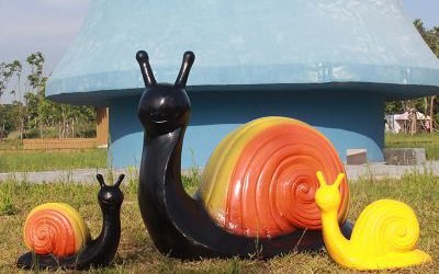 公园摆放的一大两小的玻璃钢彩绘蜗牛雕塑